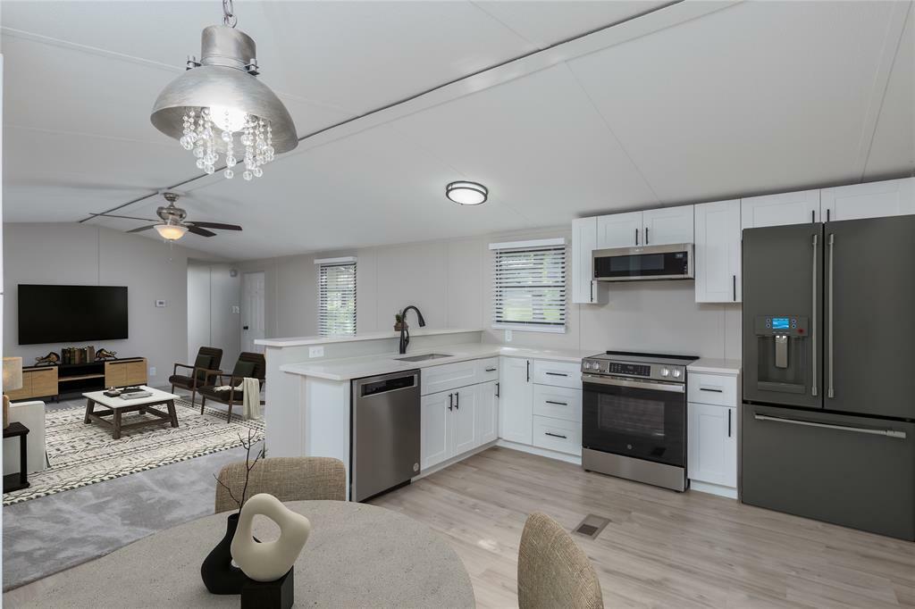 Property Photo: 6017 Hidden Circle TX 76020