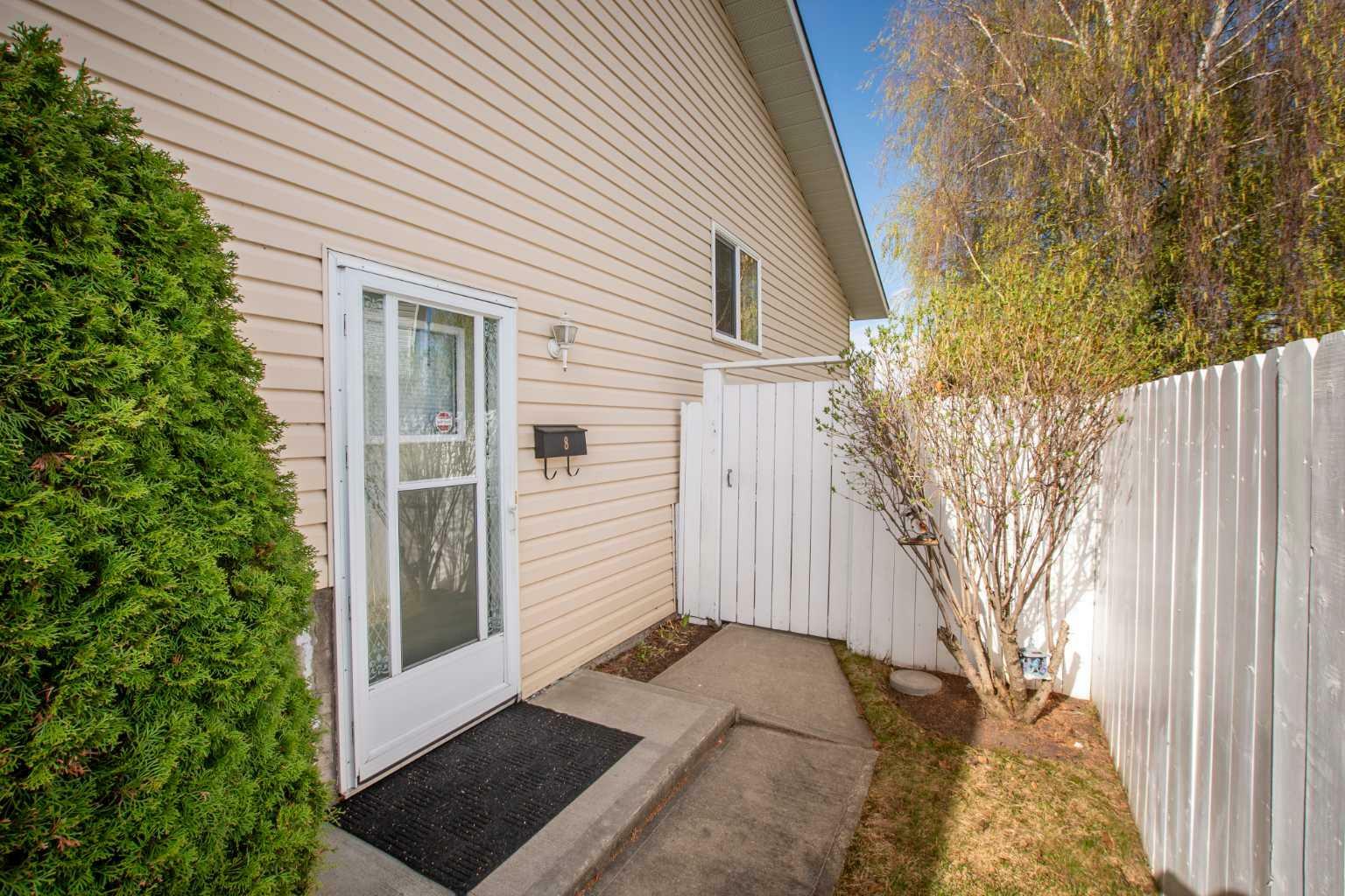 Property Photo: 8 Dunham Close AB T4R 2J5