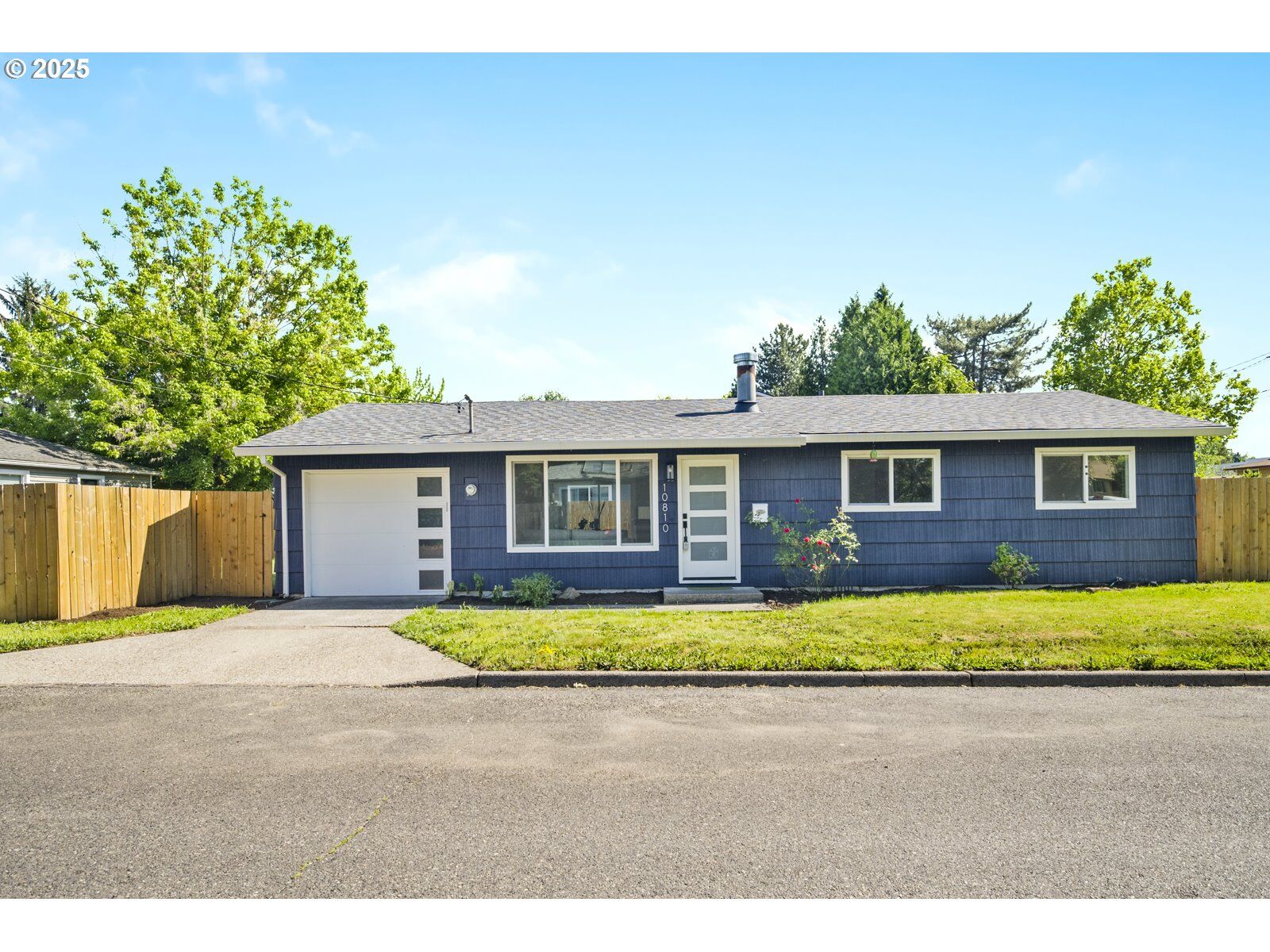 Property Photo: 10810 NE Schuyler St OR 97220