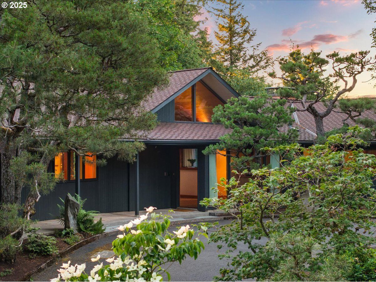 Property Photo:  321 NW Hilltop Dr  OR 97210 