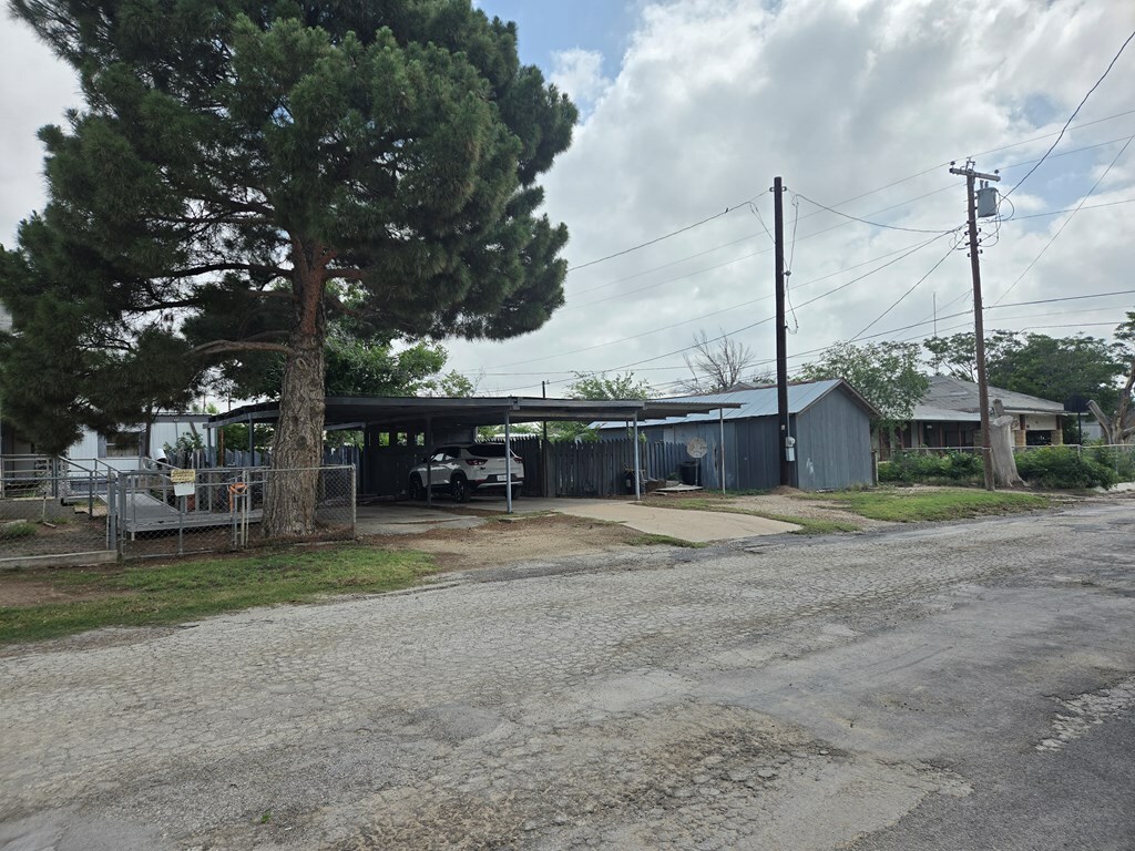 Property Photo: 400 N Pennsylvania Ave TX 76932