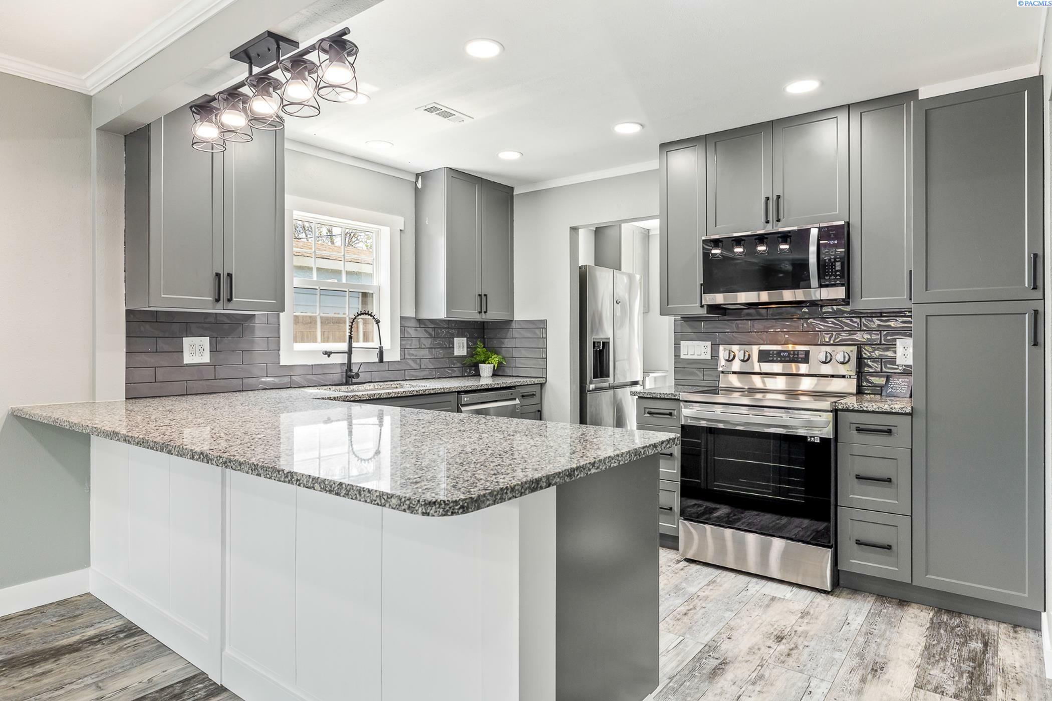 Property Photo: 1033 Willard Ave WA 99354