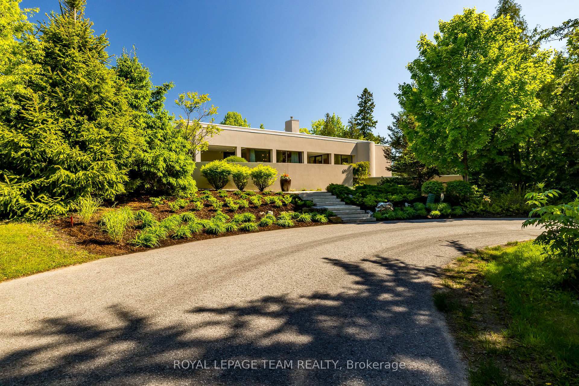 Property Photo: 14 Kanata Rockeries Private ON K2K 3P4