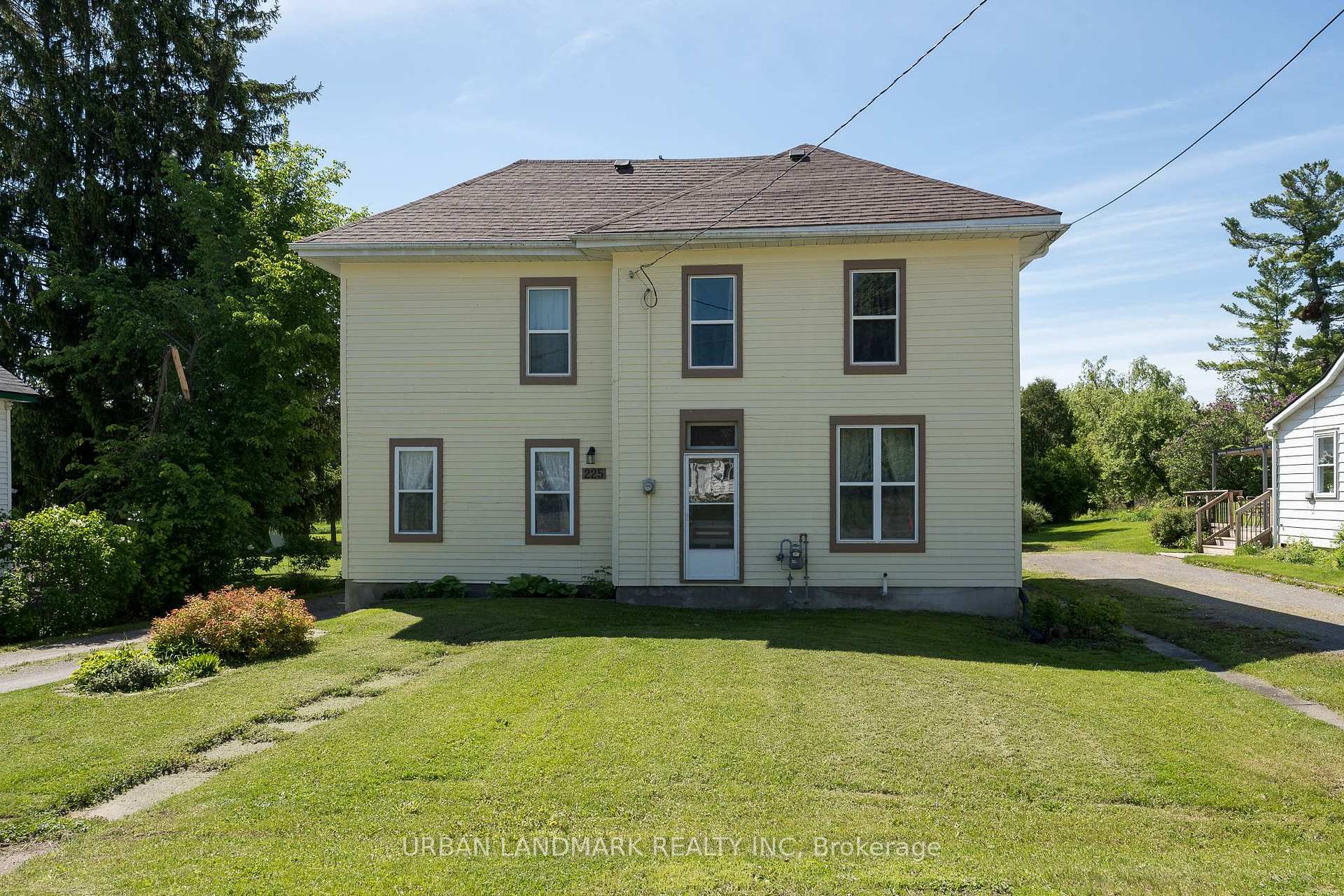 Property Photo: 225 St Lawrence Street W ON K0K 2K0
