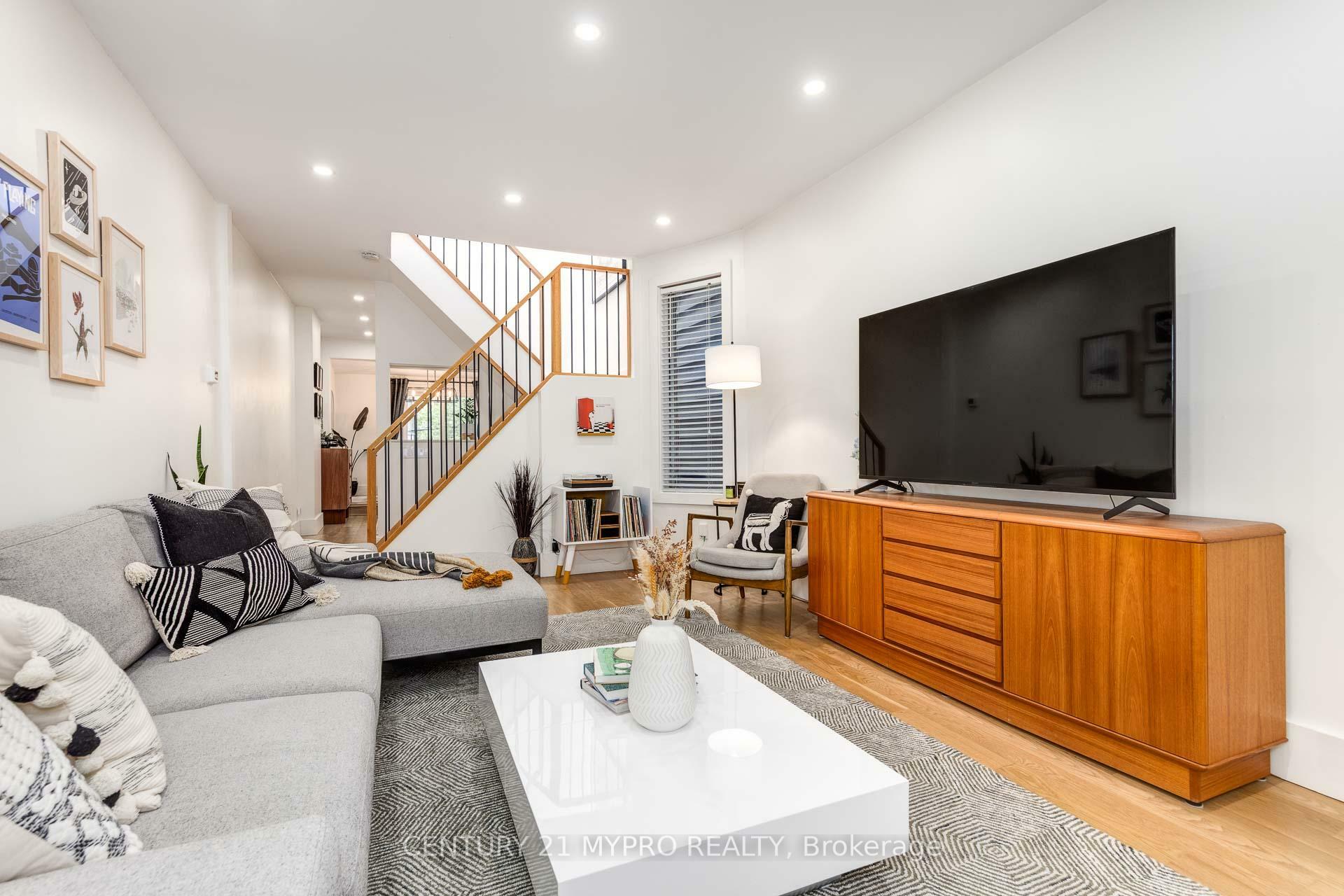 Photo de la propriété: 292 Highfield Road ON M4L 2V5