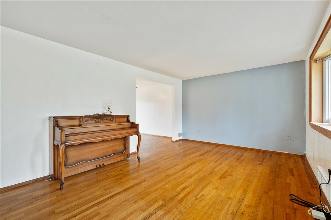 Property Photo: 34 Eichelberger Drive PA 15108