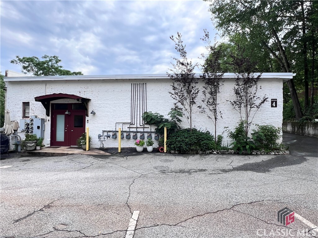 Property Photo: 585 White Circle 406 GA 30605