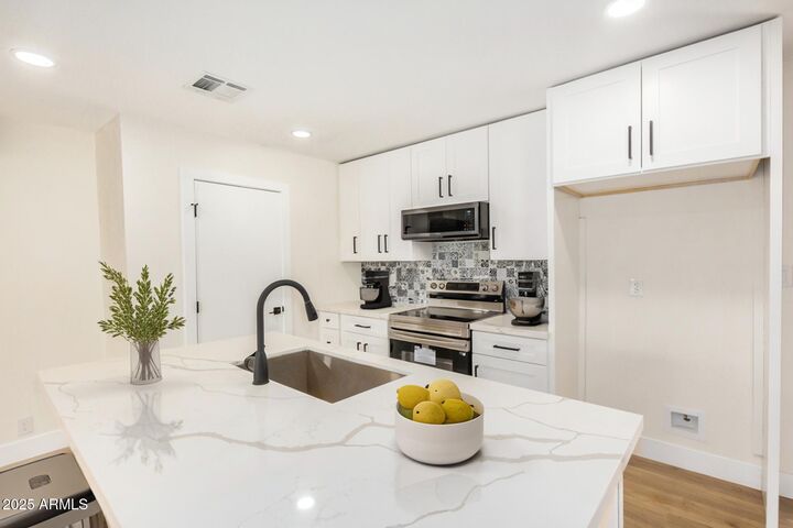 Property Photo: 1368 W 14th Street AZ 85281