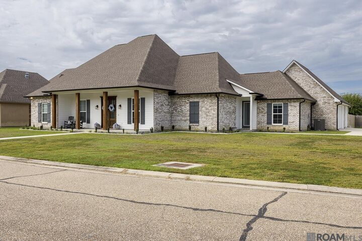 Property Photo: 19905 Stone Hill Dr LA 70726