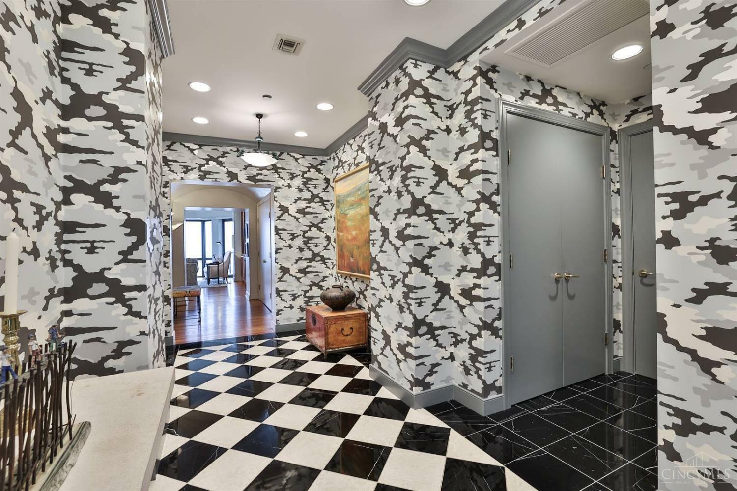 Property Photo: 1201 Edgecliff Place OH 45206