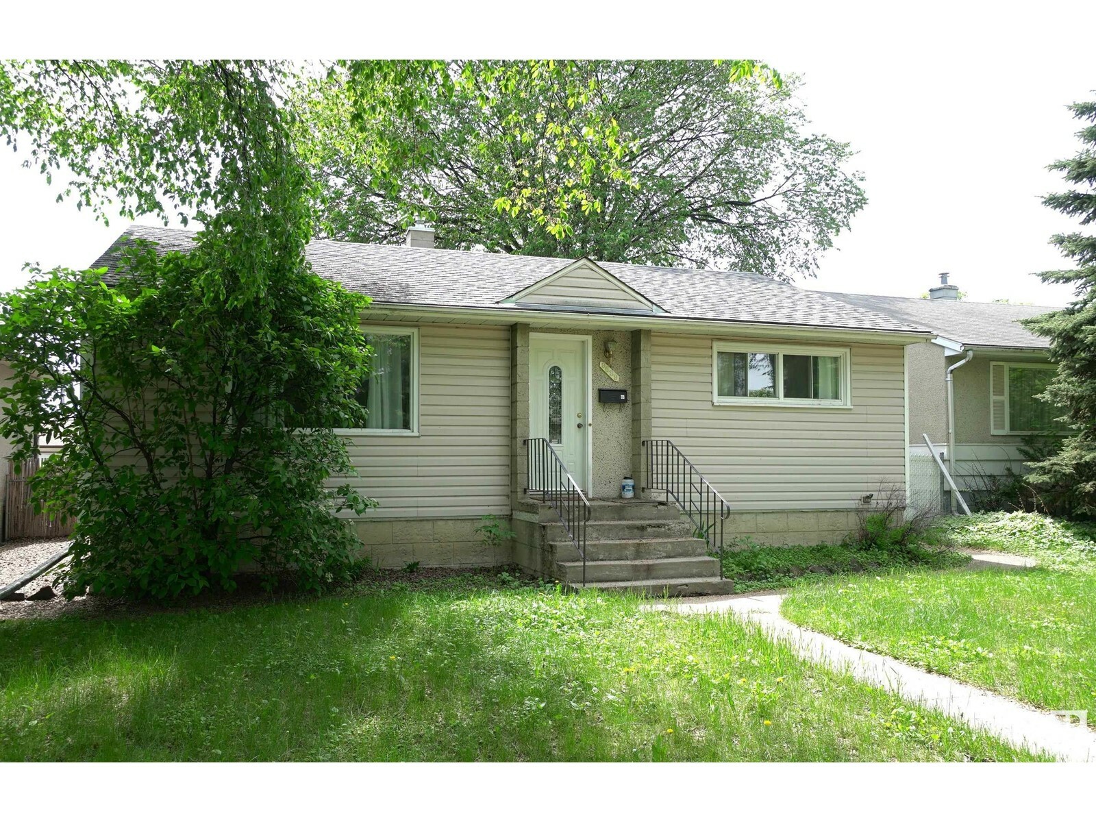 Property Photo: 9639 64 Av NW AB T6E 0J2