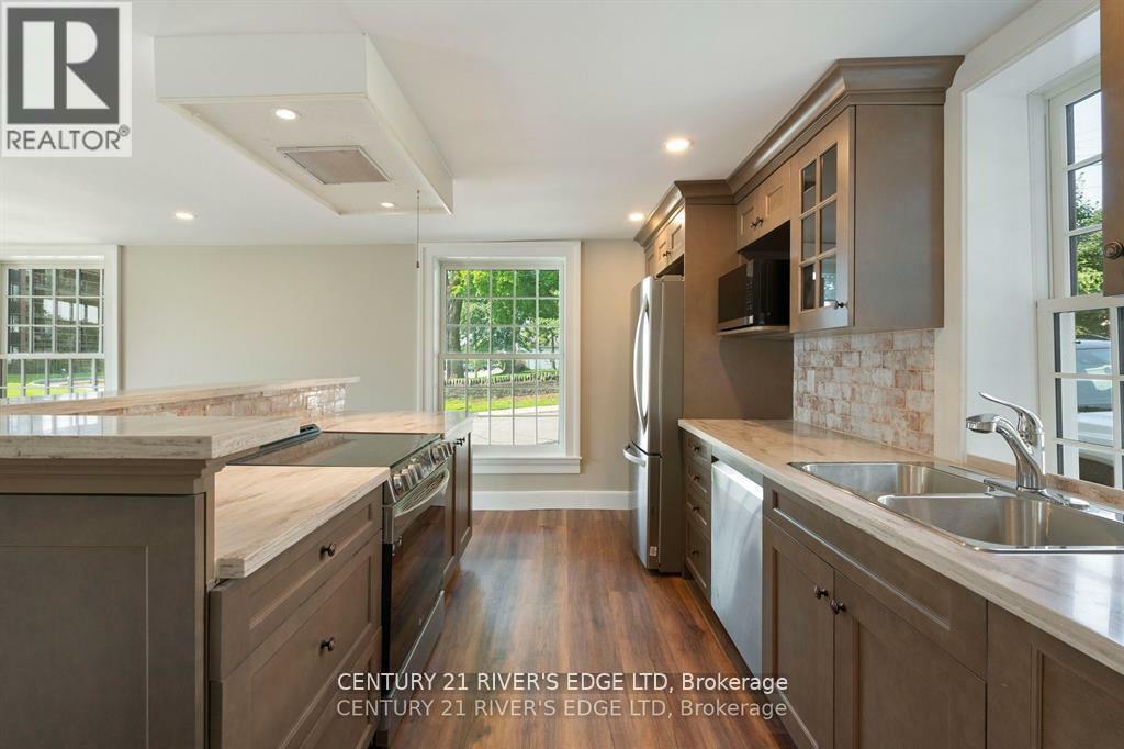 Property Photo: 3 Park Street East 2 ON K6V 2G1