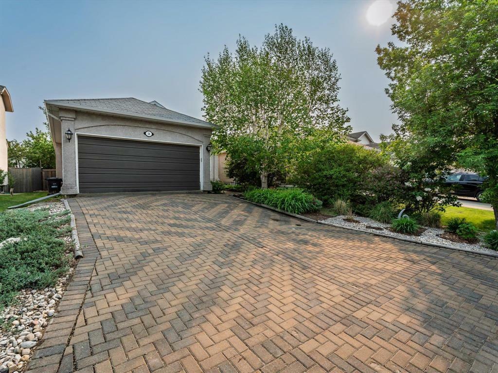 Property Photo: 38 Linmar Way MB R2J 4H6
