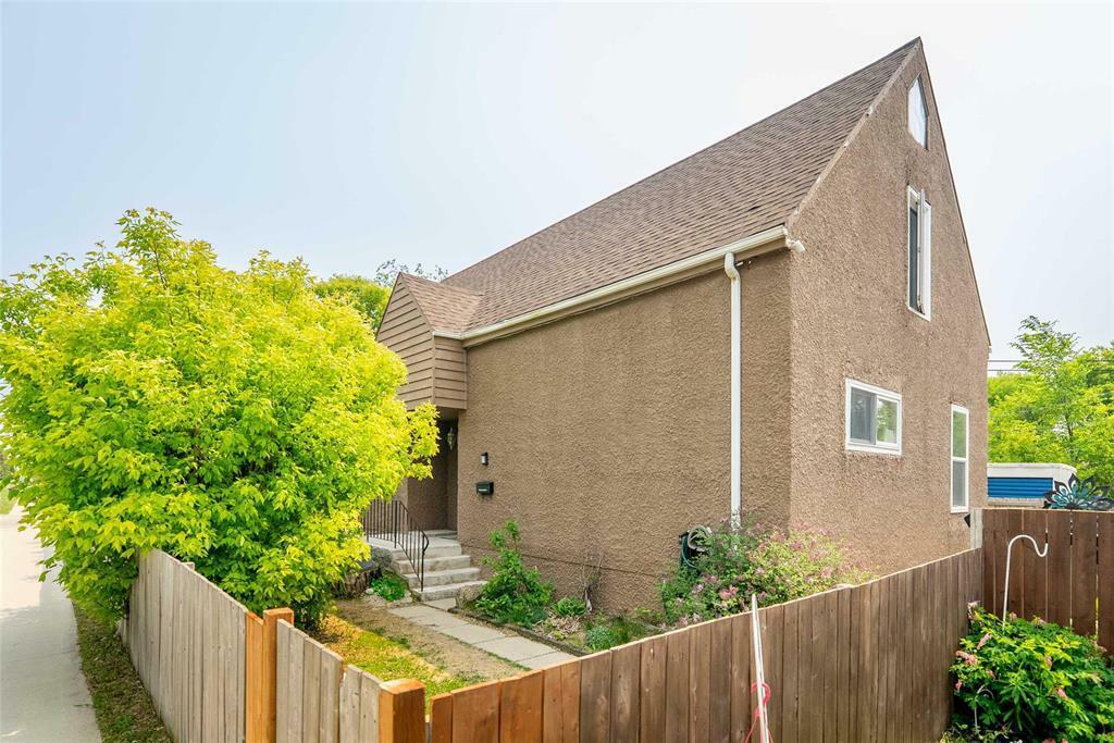 Property Photo: 714 Manhattan Avenue MB R2L 1B7