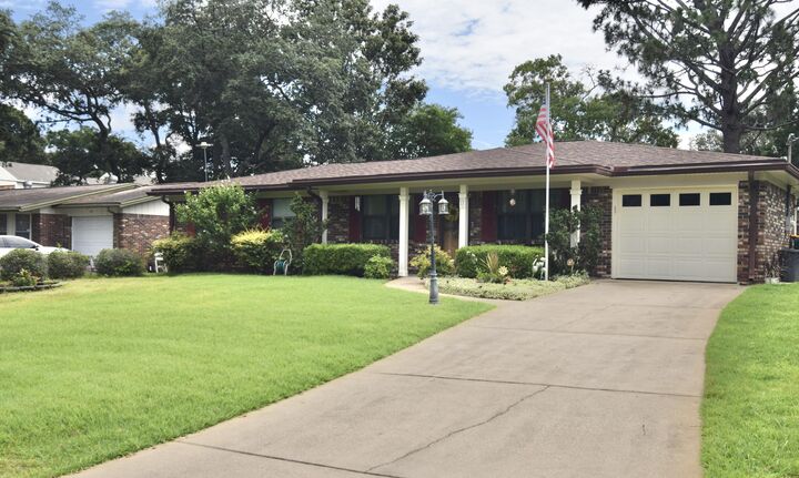 Property Photo: 22 10th Street FL 32579
