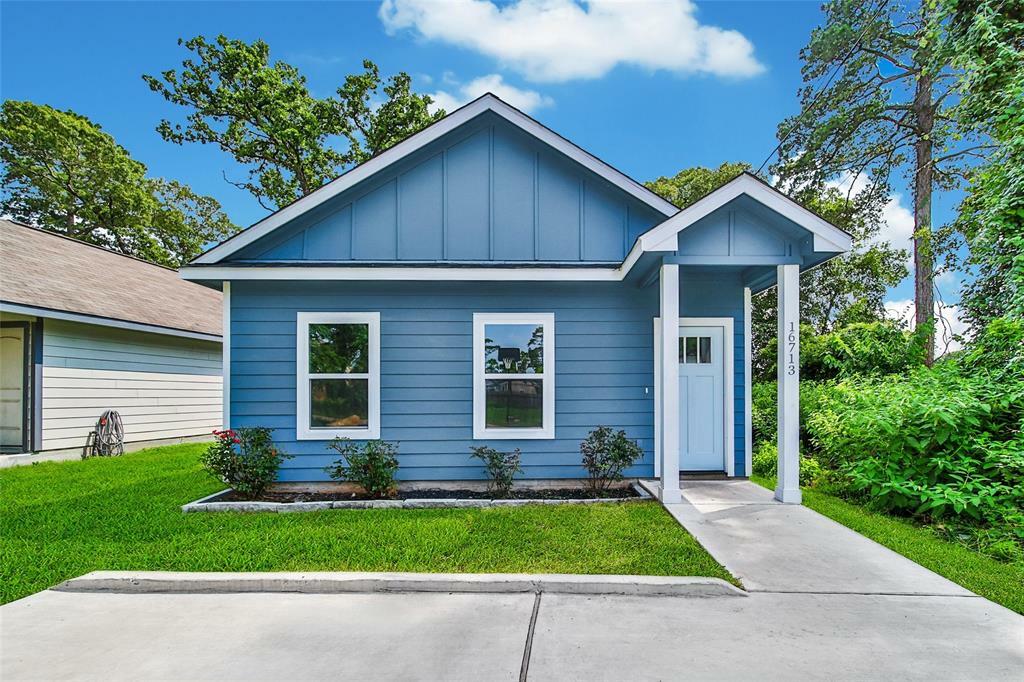 Property Photo: 16713 E Ivanhoe TX 77316