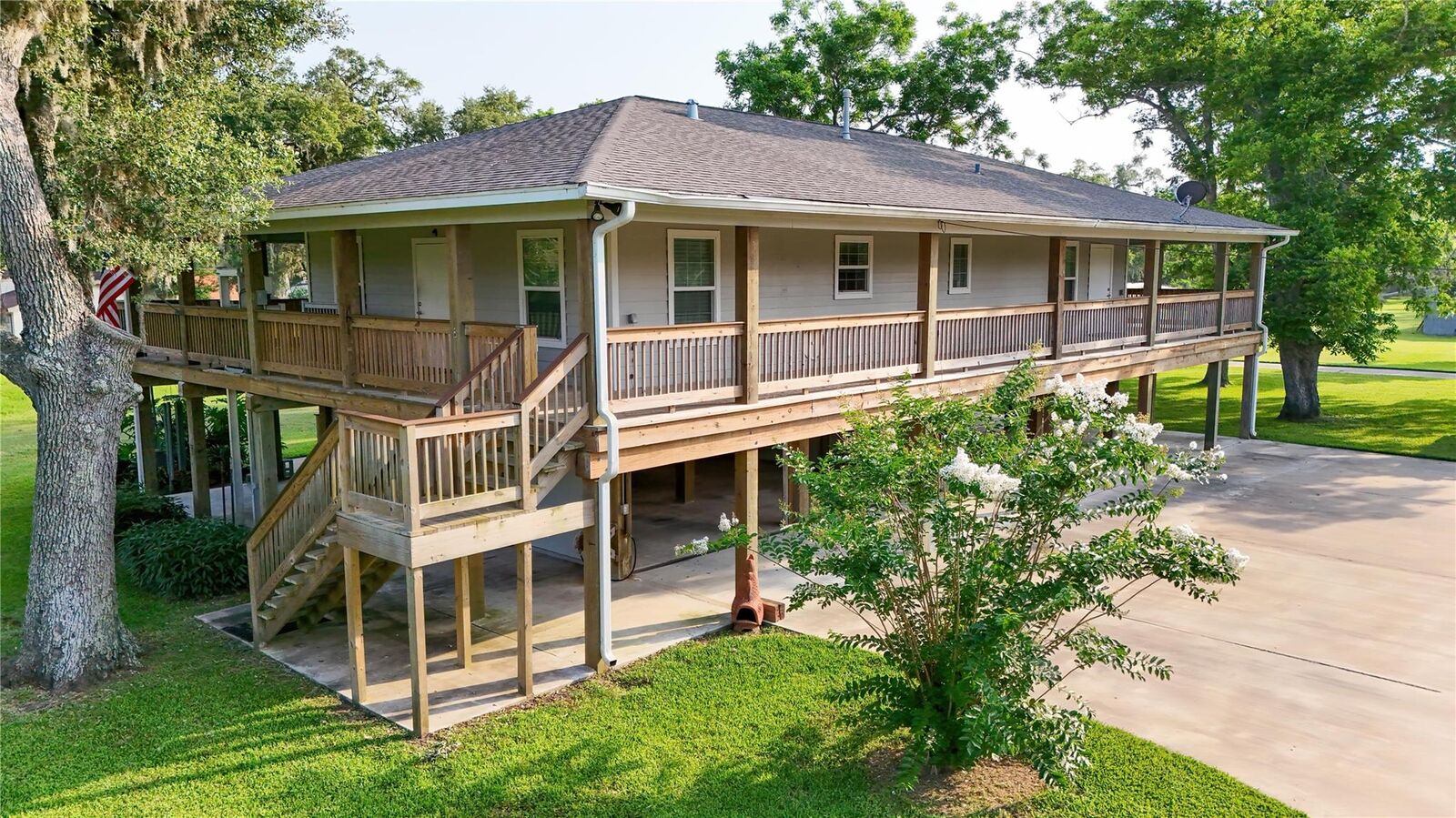 Property Photo:  915 Live Oak Drive  TX 77541 