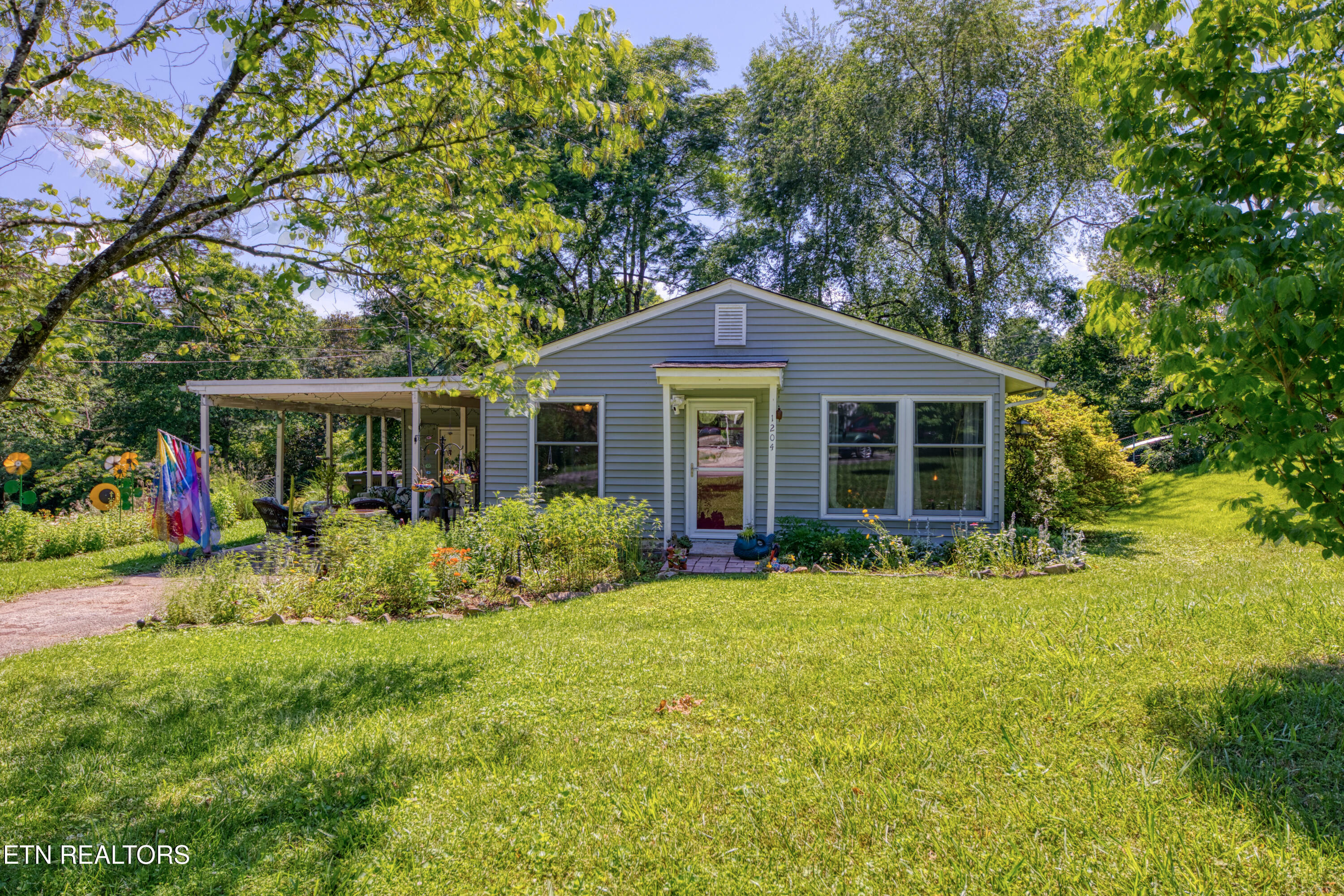 Property Photo: 1204 Columbine Circle TN 37919