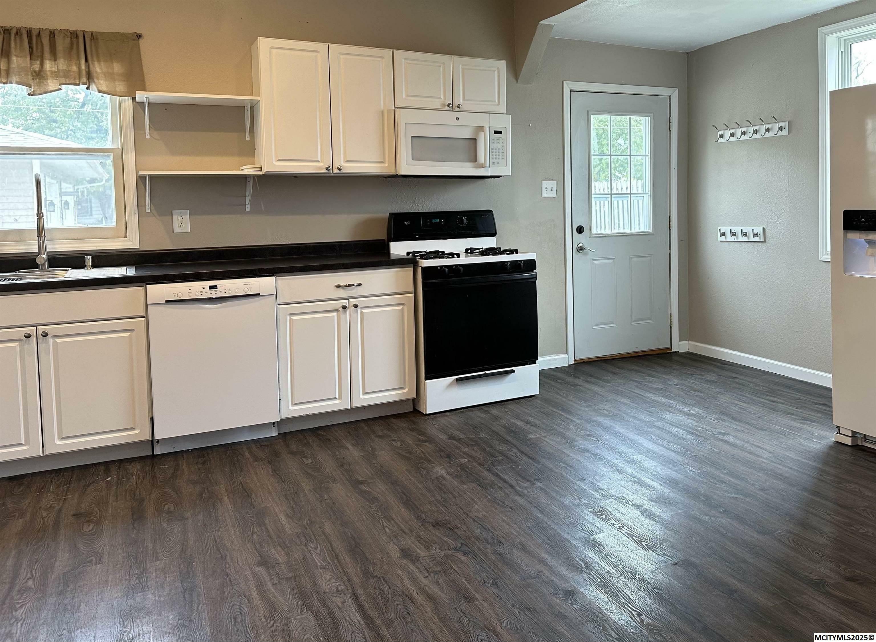Property Photo: 107 8th St N IA 50459