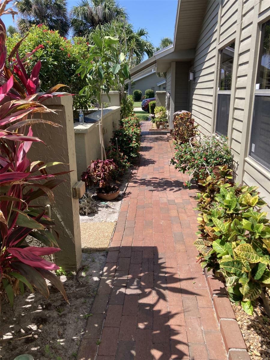 Property Photo: 3407 Avenida Madera FL 34210