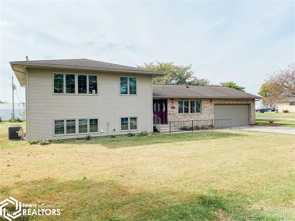 Property Photo:  720 Pershing Street  IA 52625