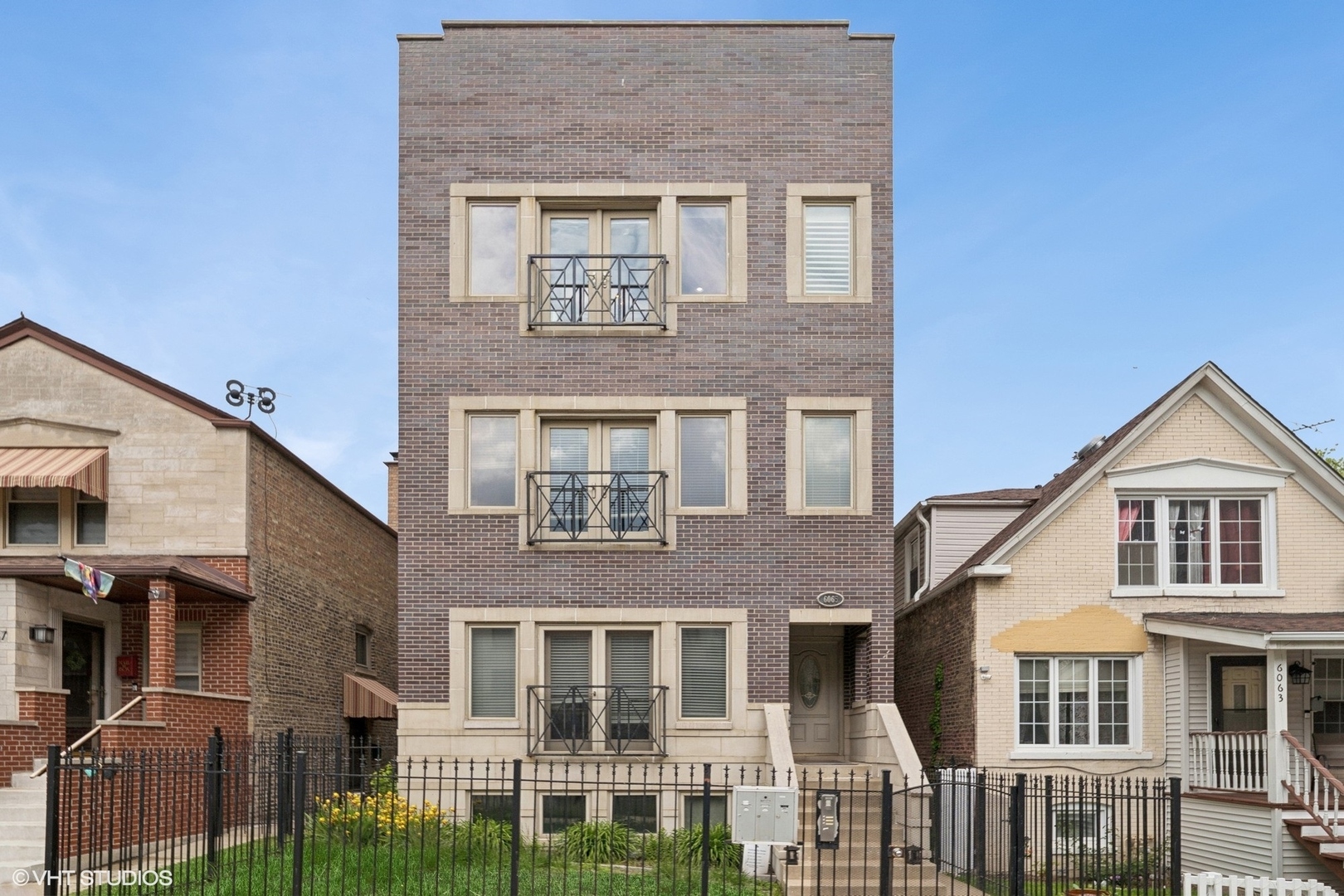 Property Photo: 6065 N Ridge Avenue 3 IL 60660