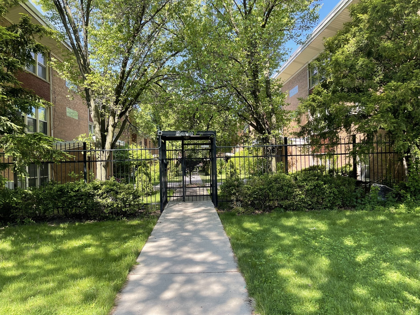 Property Photo: 7530 N Ridge Boulevard 3W IL 60645