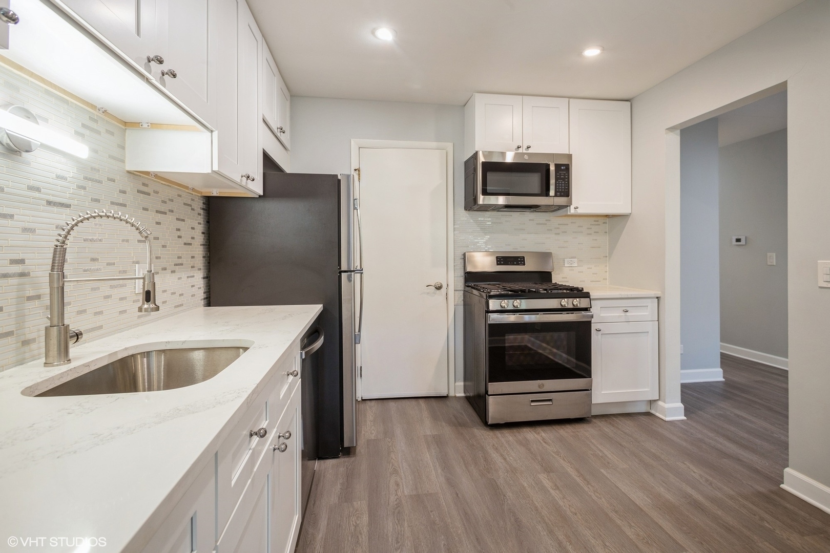 Property Photo: 298 Pembridge Lane B1 IL 60193