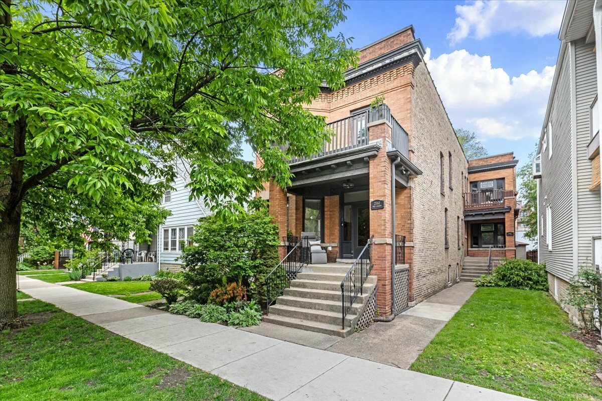 Property Photo: 2158 W Giddings Street 1 IL 60625