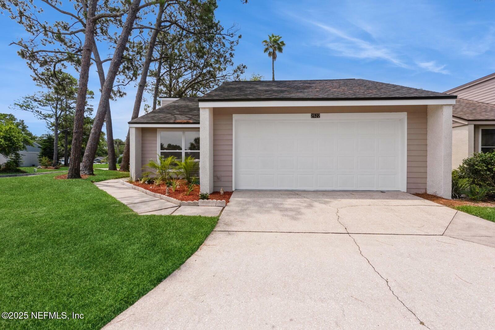 Property Photo: 2522 Dauphine Court W FL 32082