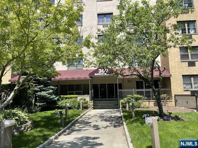 Property Photo:  300 Lookout Avenue B6  NJ 07601 