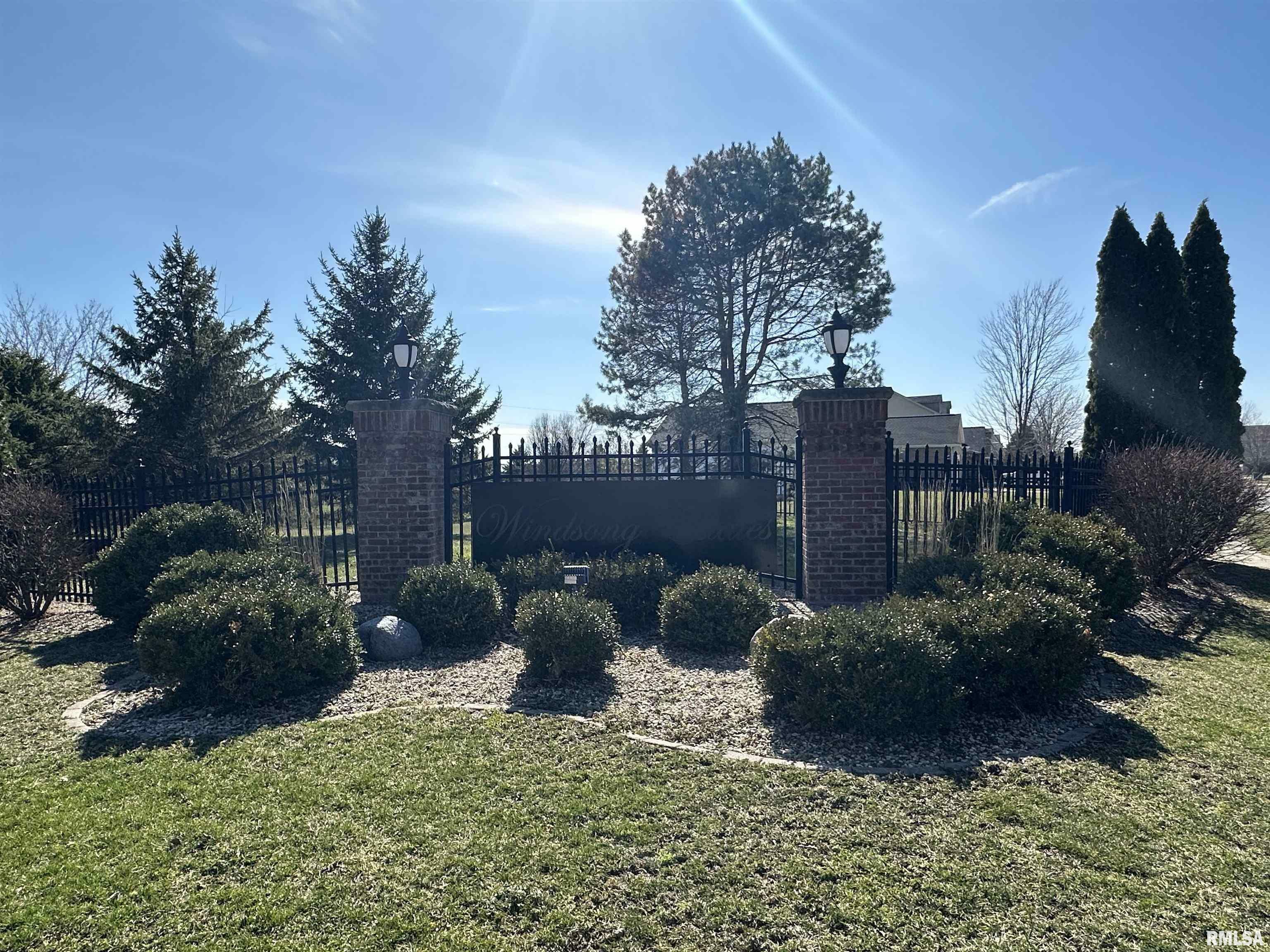 Property Photo: 301 Silver Creek Drive IL 61571