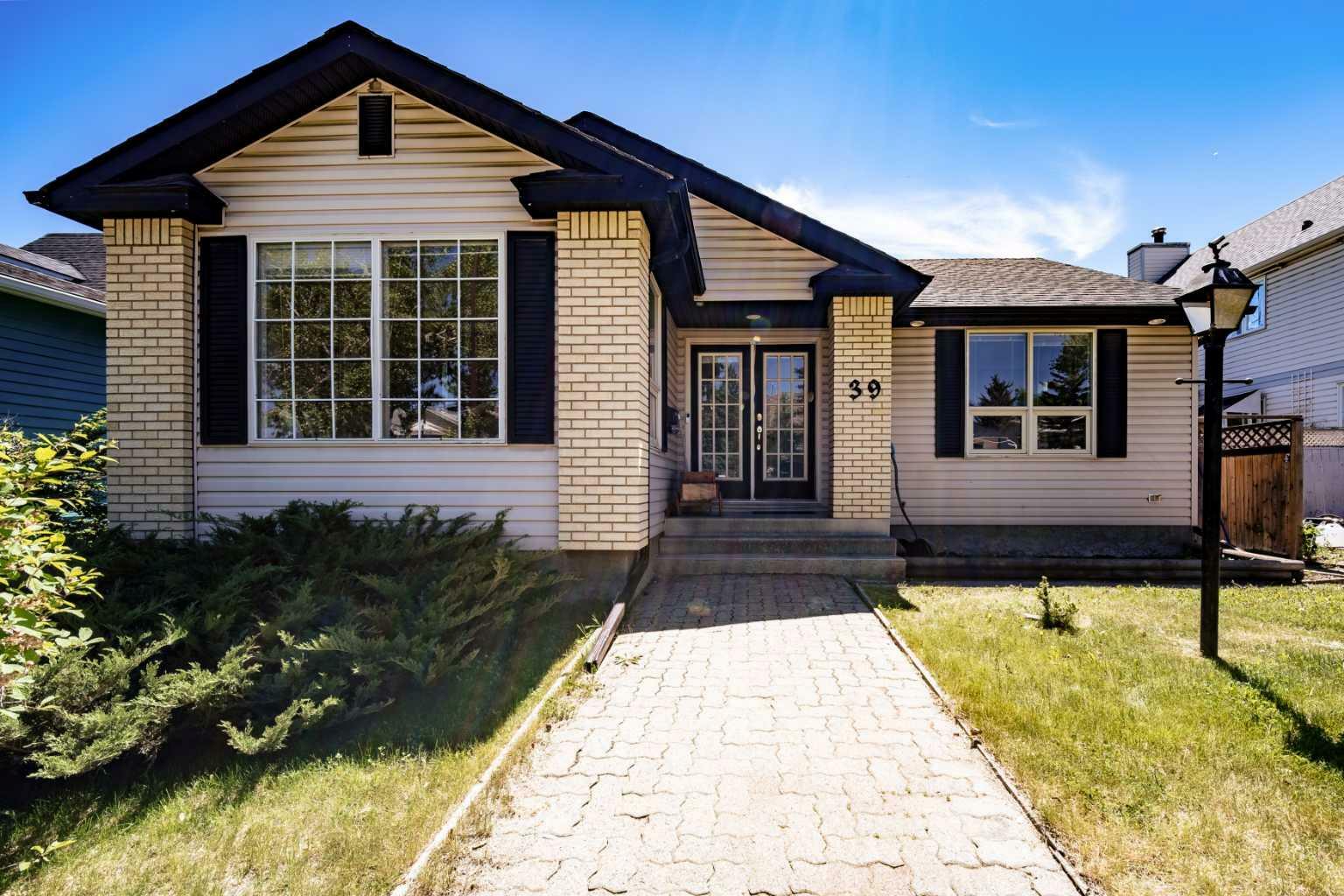 Property Photo:  39 Woodglen Rise SW  AB T2W 4C7 