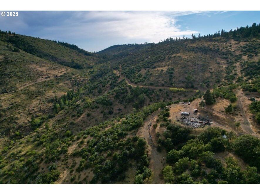 Property Photo: 8800 Upper Mill Creek Rd OR 97058