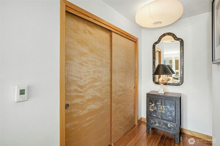 Property Photo:  827  Hiawatha Place S 405  WA 98144 