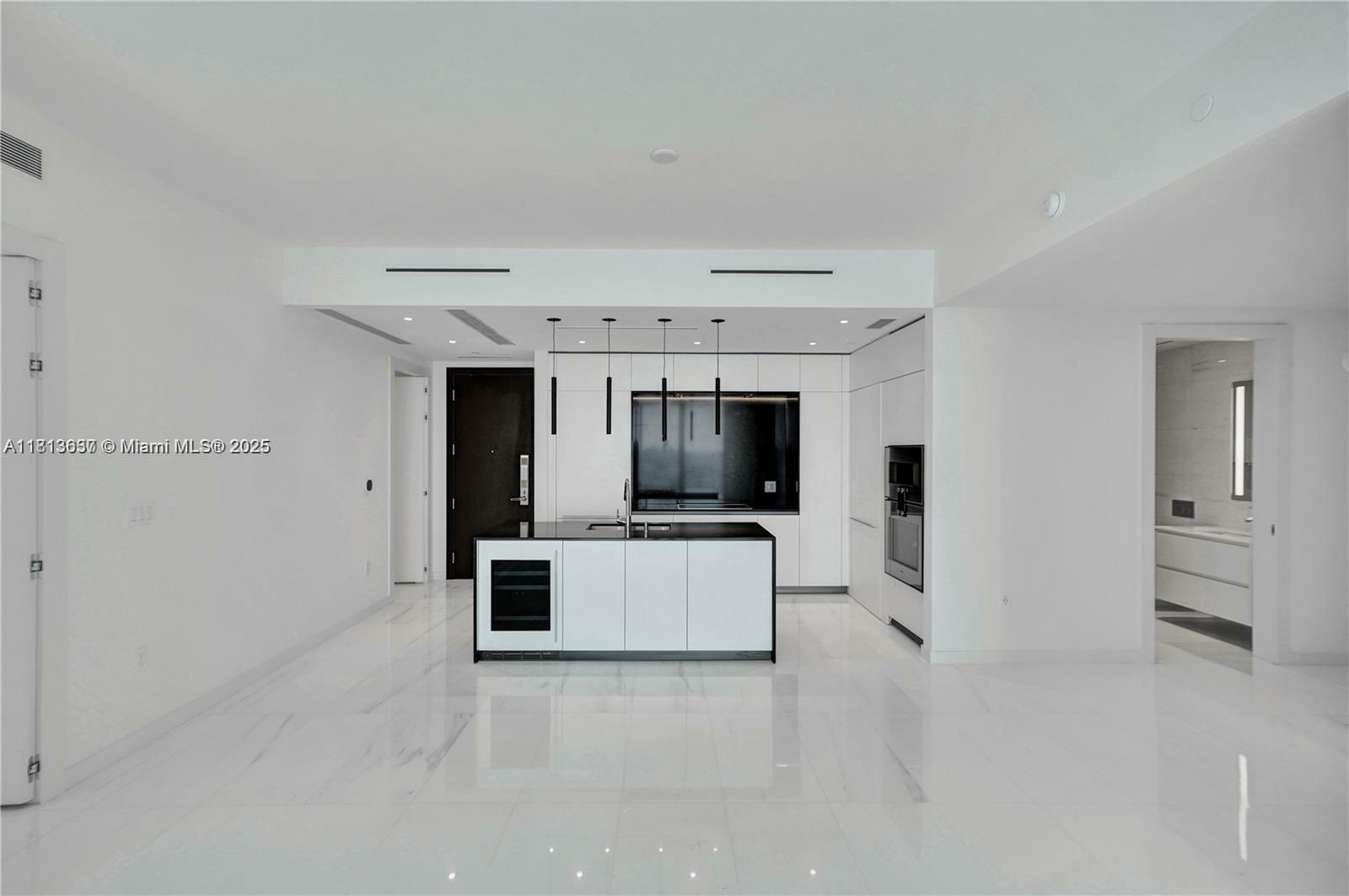 Property Photo:  300 Biscayne Blvd Way 1705  FL 33131 