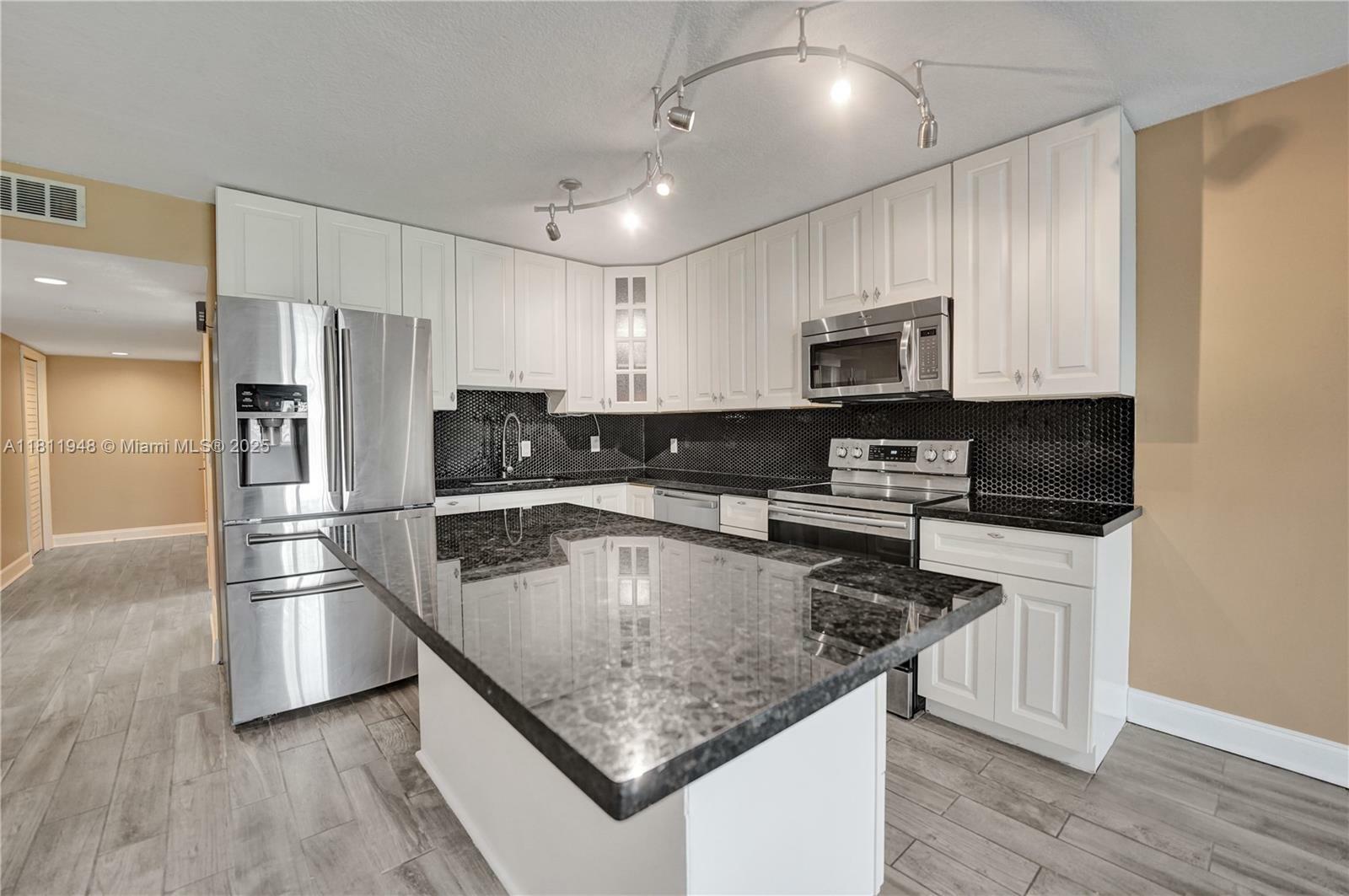 Property Photo: 304 Racquet Club Rd 105 FL 33326