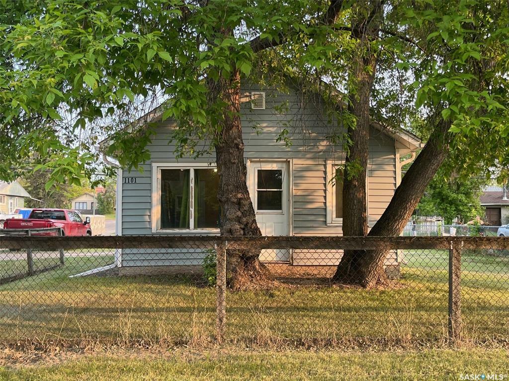 Property Photo: 1101 12th Street W SK S6V 3E3