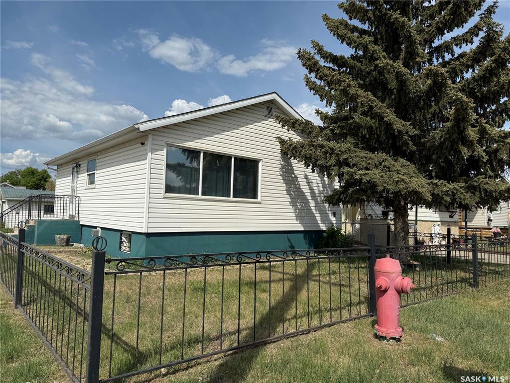 Property Photo: 2 31st Street E SK S6V 1Z8