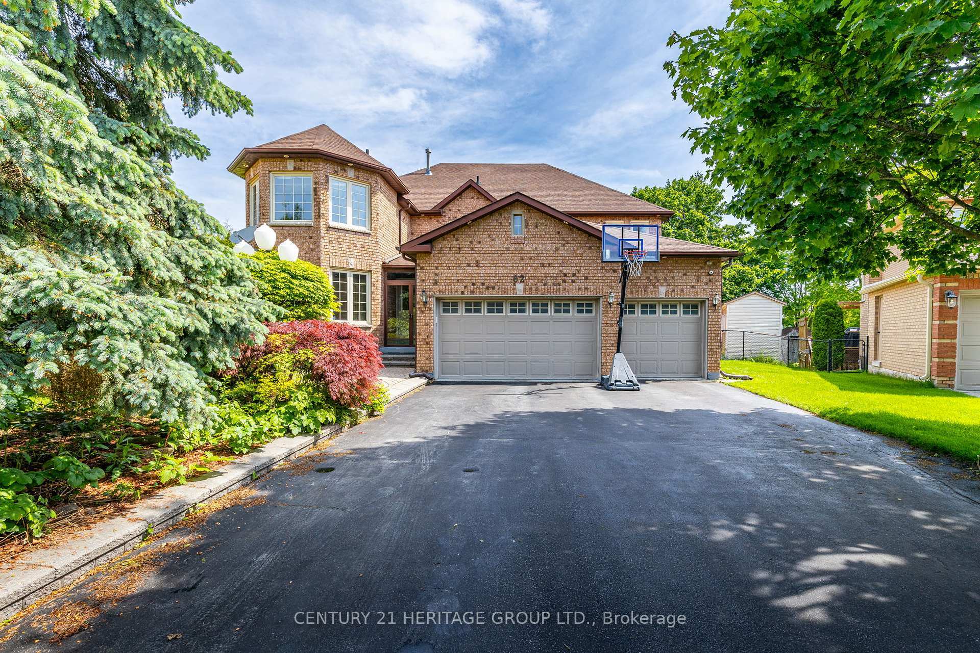 82 Rhodes Circle  Newmarket ON L3X 1V2 photo