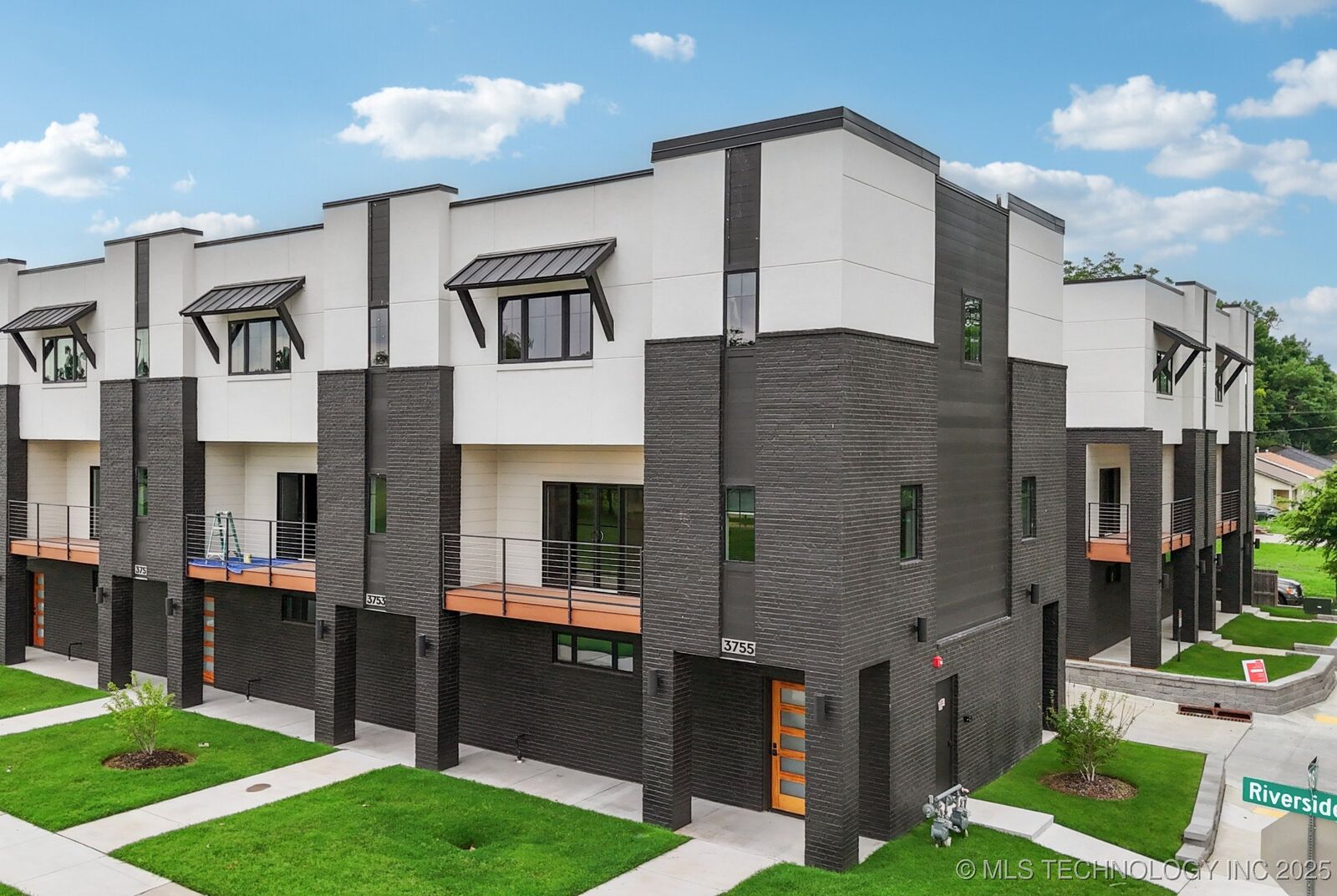 Property Photo:  3755 S Riverside Drive 3755  OK 74105 