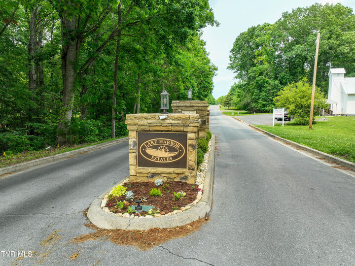 Property Photo:  614 Harbor Point Drive  TN 37615 