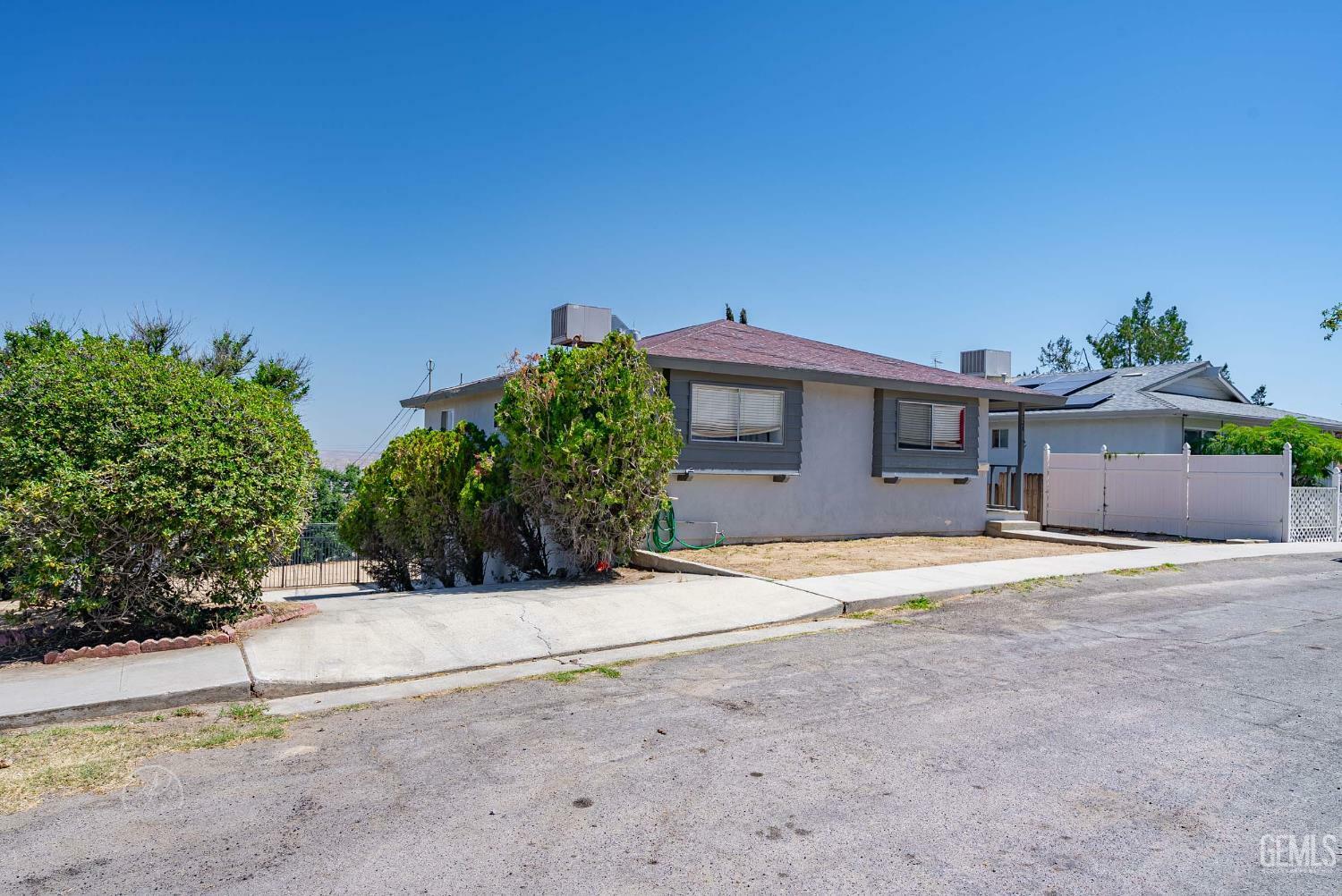 Property Photo: 728 D Street CA 93268