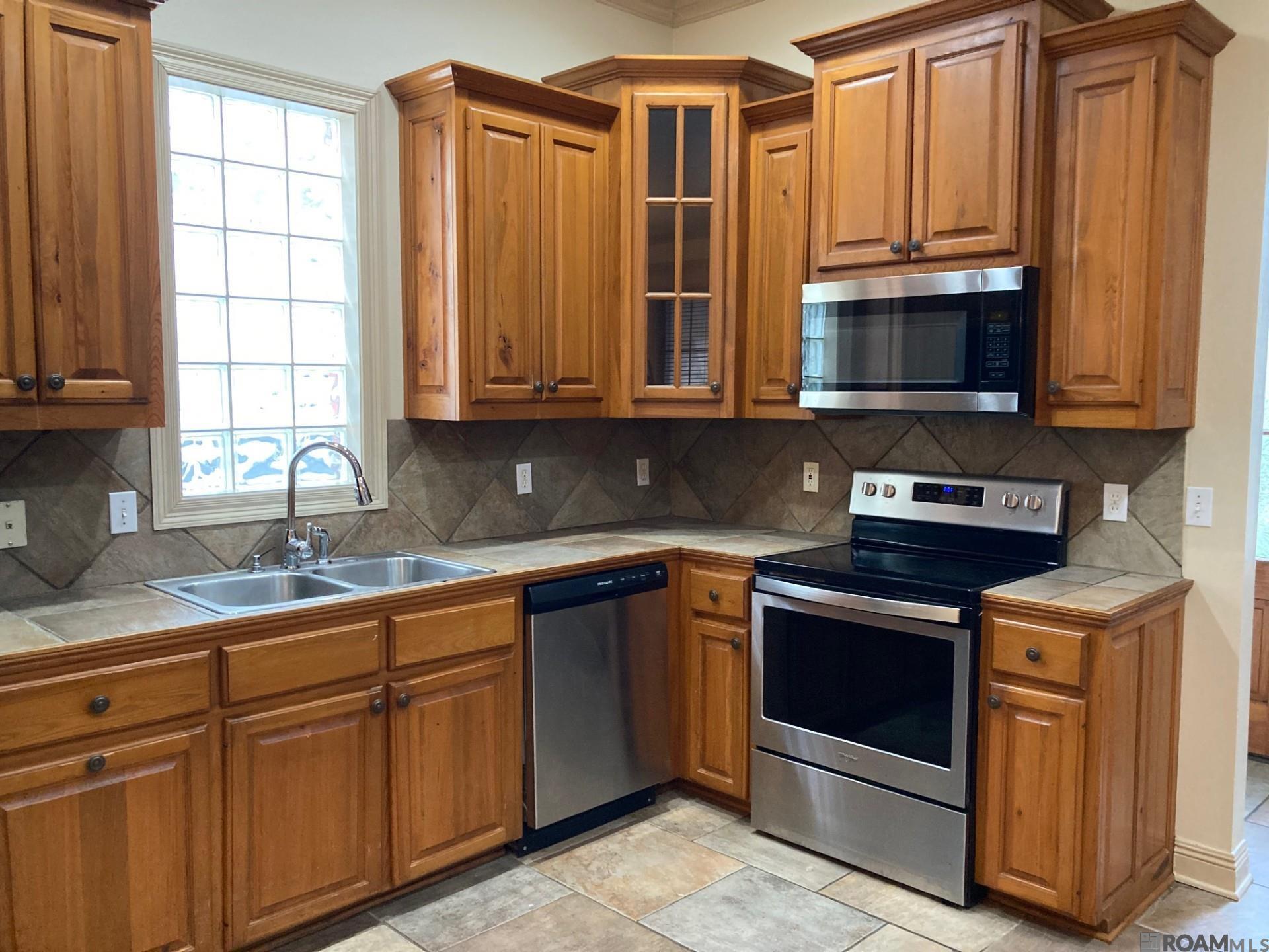 Property Photo: 10655 Woodland Oaks LA 70809