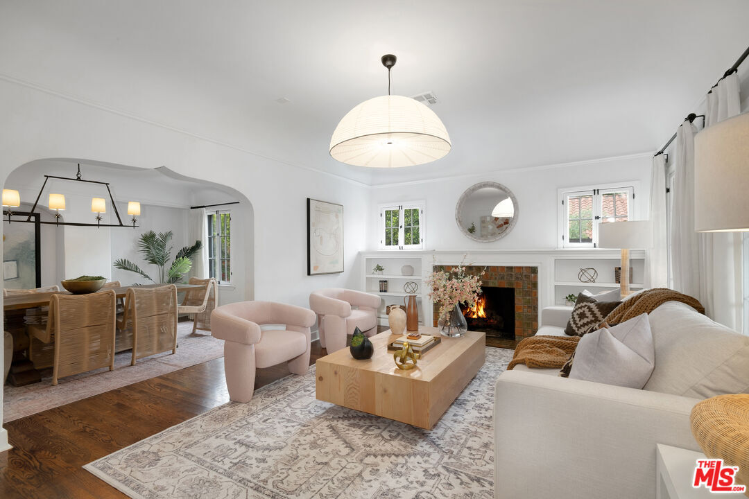 Property Photo:  740 N Laurel Ave  CA 90046 