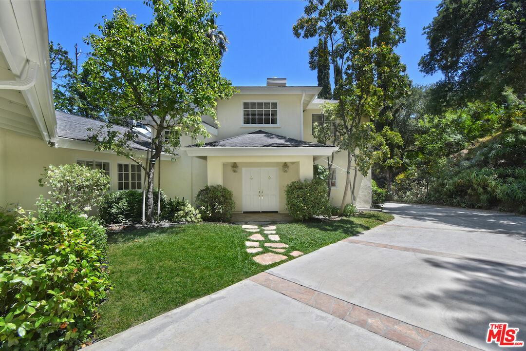 Property Photo: 15474 Loom Pl CA 91403