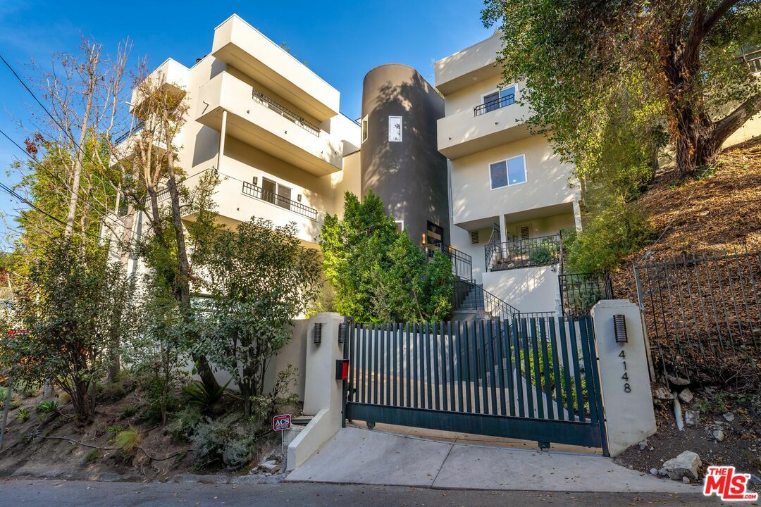 Property Photo: 4148 Sunswept Dr CA 91604