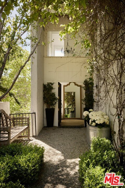 Property Photo:  1583 Lindacrest Dr  CA 90210 