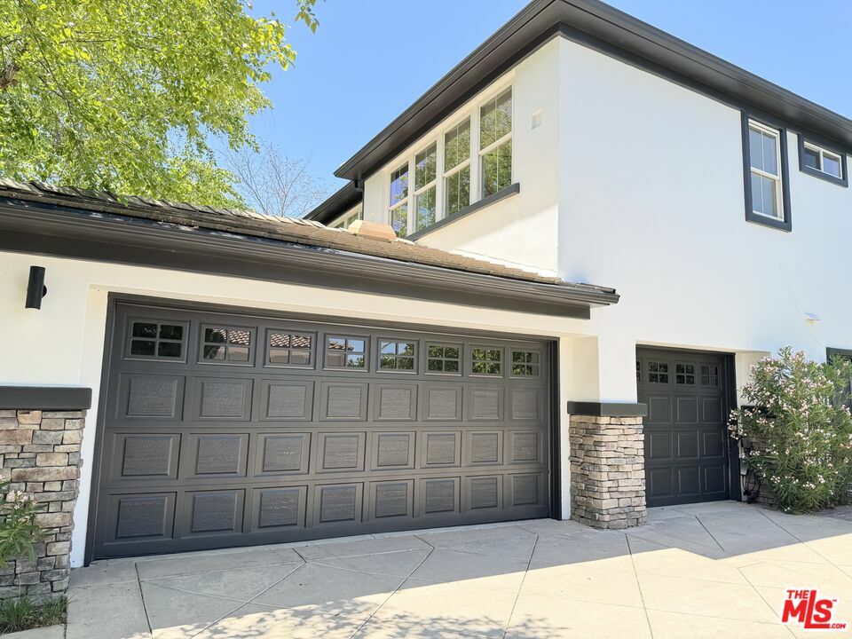 Property Photo:  23473 Palm Dr  CA 91302 