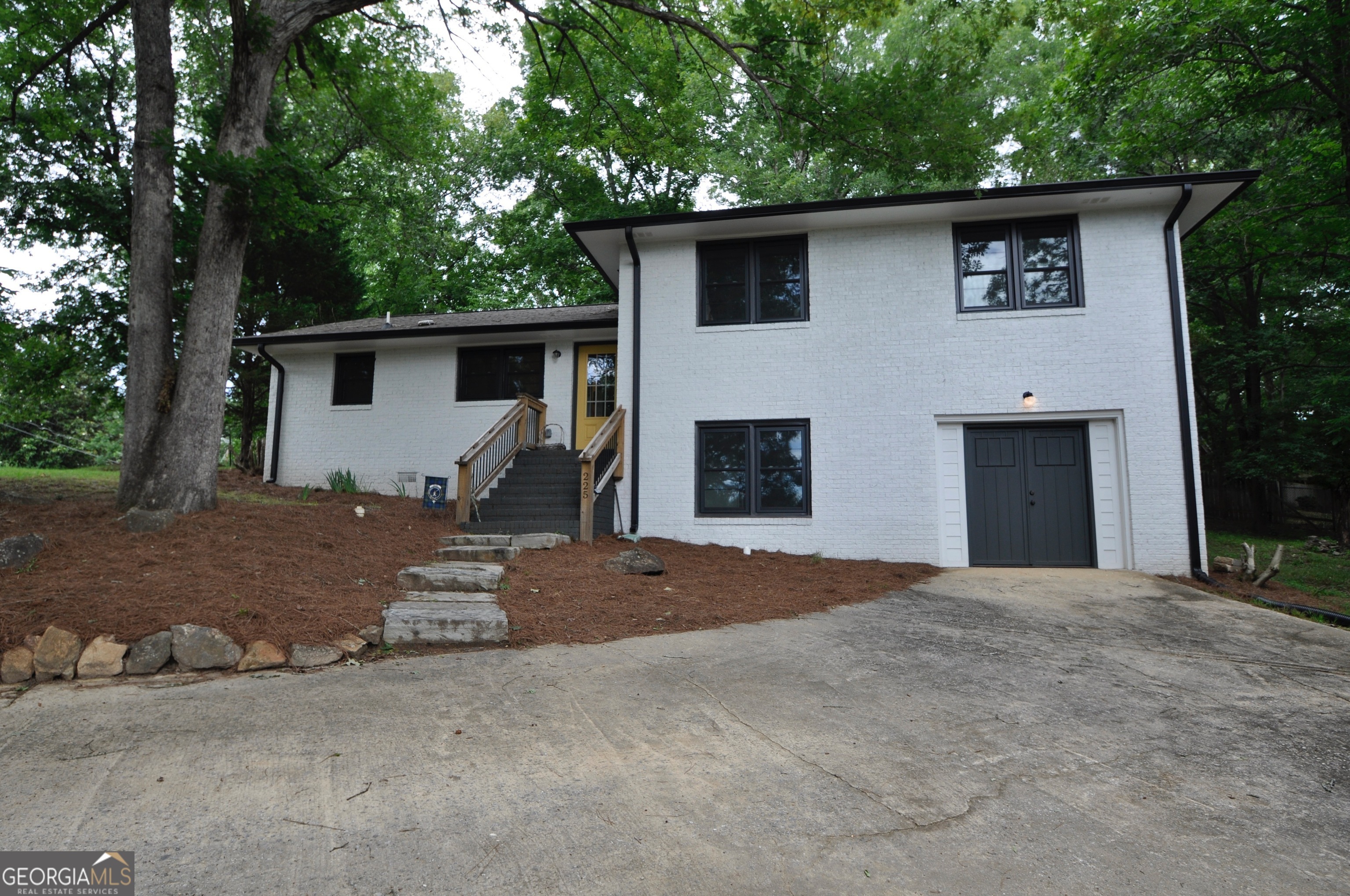 Property Photo: 225 Sherwood Drive GA 30606